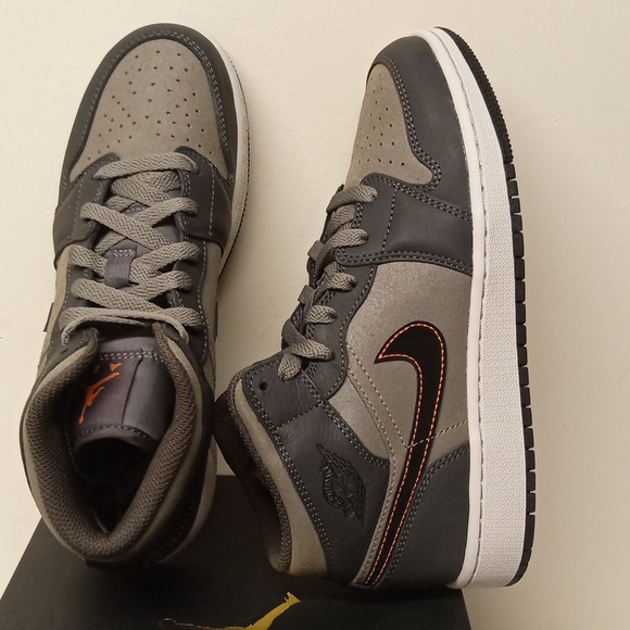 Air Jordan 1 mid SE BG - Picture 3 of 13